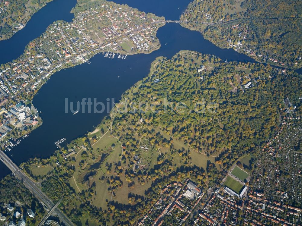 Potsdam aus der Vogelperspektive: Uferbereiche des Sees Tiefer See in Potsdam im Bundesland Brandenburg