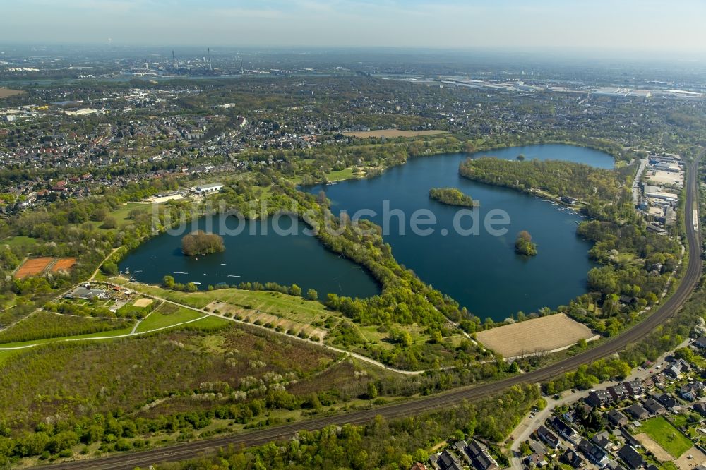 Luftbild Duisburg - Uferbereiche des Sees Toeppersee in Duisburg im Bundesland Nordrhein-Westfalen