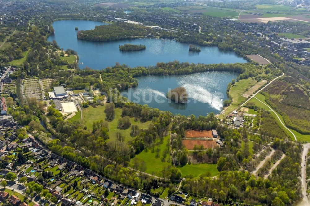 Duisburg von oben - Uferbereiche des Sees Toeppersee in Duisburg im Bundesland Nordrhein-Westfalen