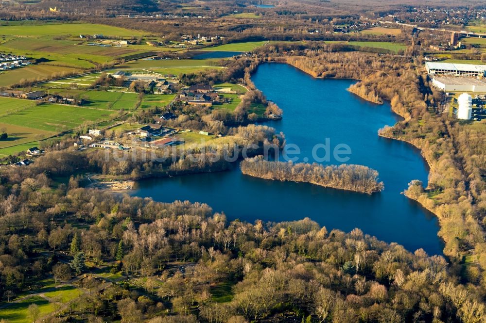 Duisburg von oben - Uferbereiche des Sees Uettelsheimer See in Duisburg im Bundesland Nordrhein-Westfalen, Deutschland