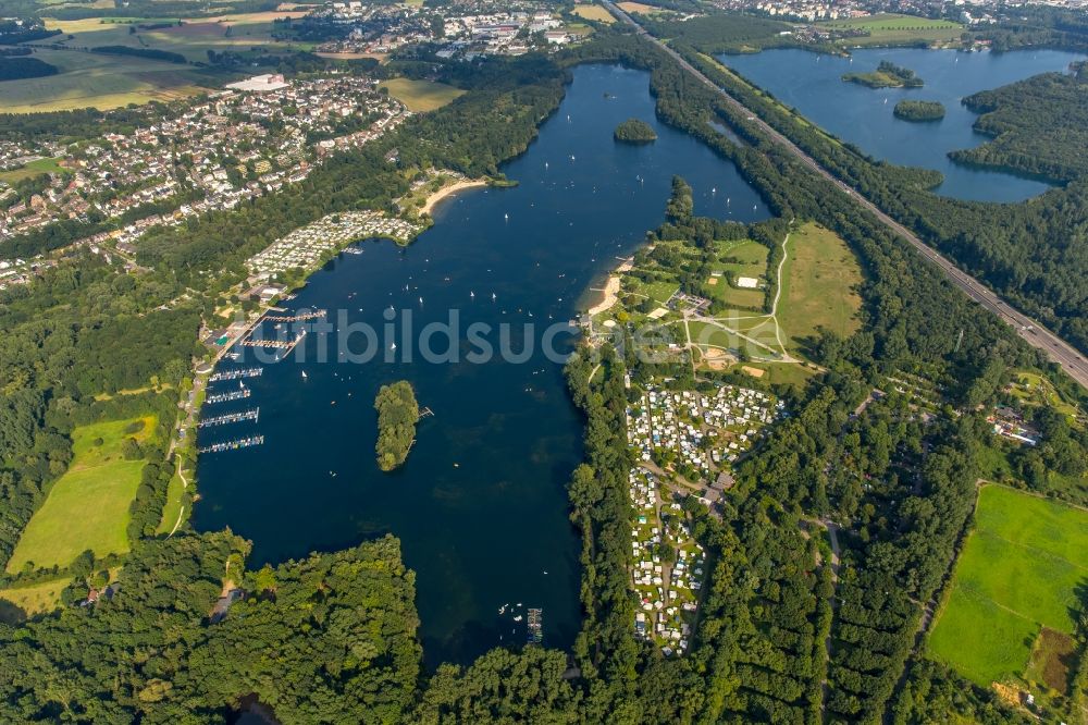 Düsseldorf aus der Vogelperspektive: Uferbereiche des Sees Unterbacher See in Düsseldorf im Bundesland Nordrhein-Westfalen