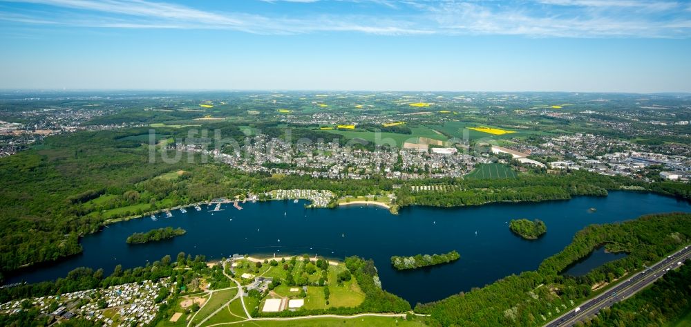 Luftaufnahme Düsseldorf - Uferbereiche des Sees Unterbachersee in Düsseldorf im Bundesland Nordrhein-Westfalen