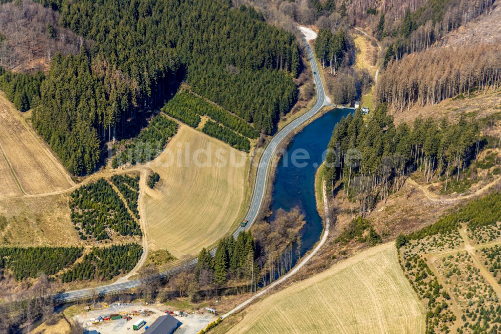 Luftaufnahme Heringhausen - Uferbereiche des Sees Valmesee in Heringhausen im Bundesland Nordrhein-Westfalen, Deutschland