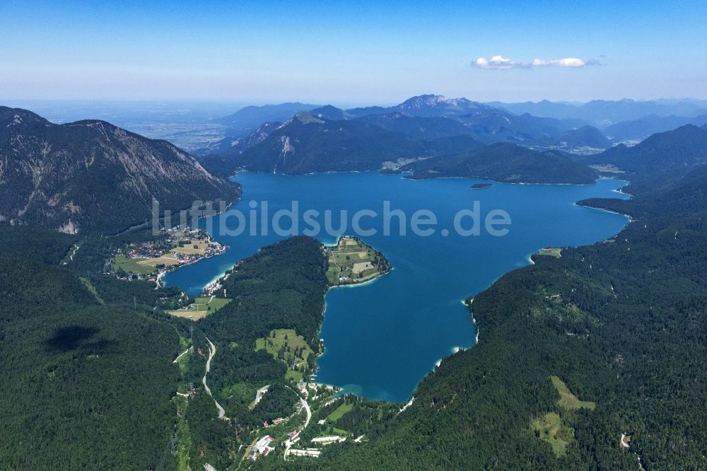 Luftaufnahme Kochel am See - Uferbereiche des Sees Walchensee in Kochel am See im Bundesland Bayern, Deutschland