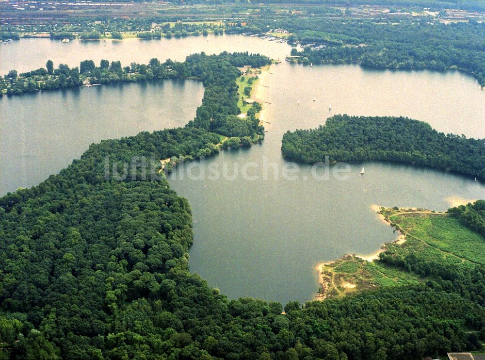 Luftaufnahme Duisburg - Uferbereiche des Sees Warmbachsee und Masurensee der Wedauer Seenplatte in Duisburg im Bundesland Nordrhein-Westfalen