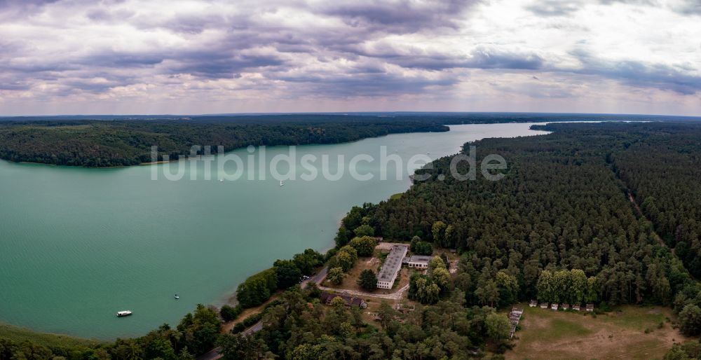 Luftaufnahme Joachimsthal - Uferbereiche des Sees Werbellinsee entlang der Ruine Jugendtouristhotel in einem Waldgebiet in Joachimsthal im Bundesland Brandenburg, Deutschland