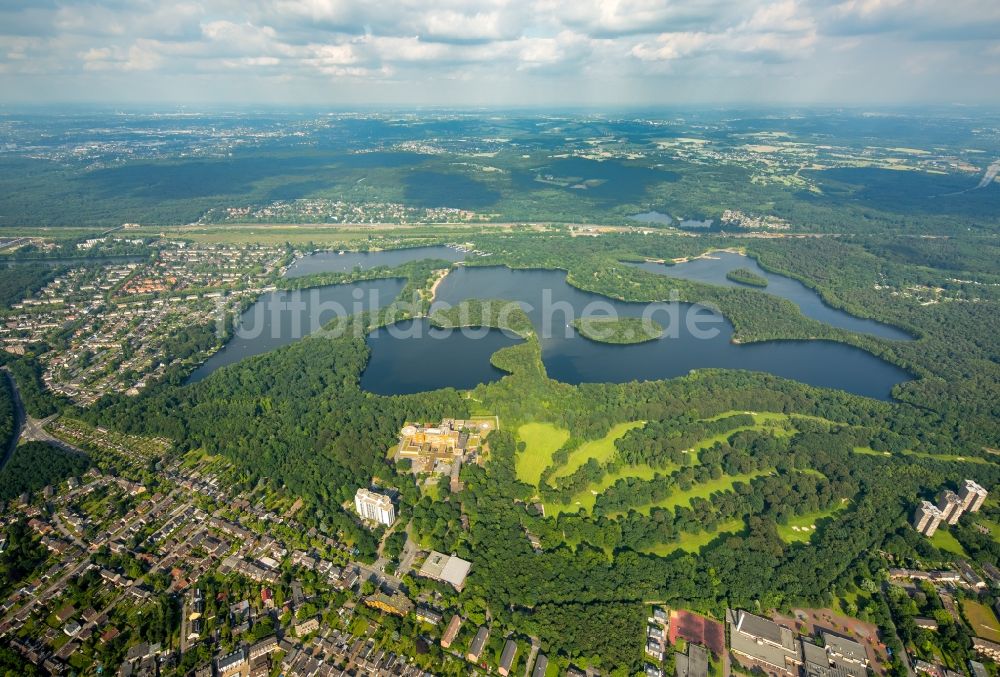 Duisburg von oben - Uferbereiche des Sees Wildförstersee in Duisburg im Bundesland Nordrhein-Westfalen