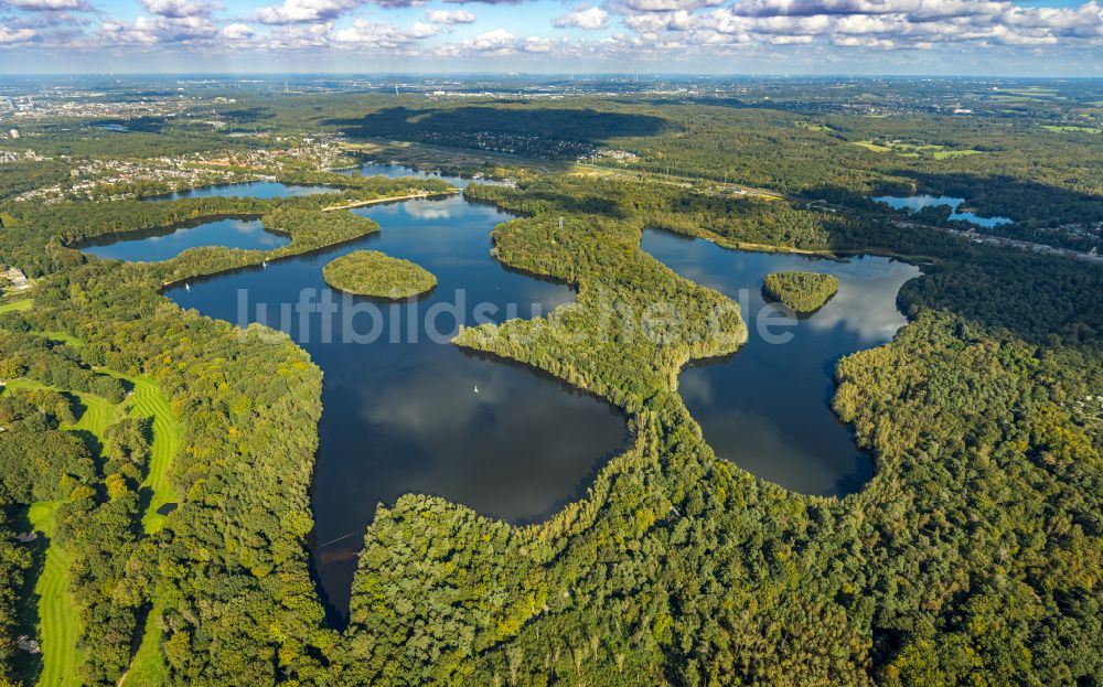 Duisburg von oben - Uferbereiche des Sees Wildförstersee in Duisburg im Bundesland Nordrhein-Westfalen