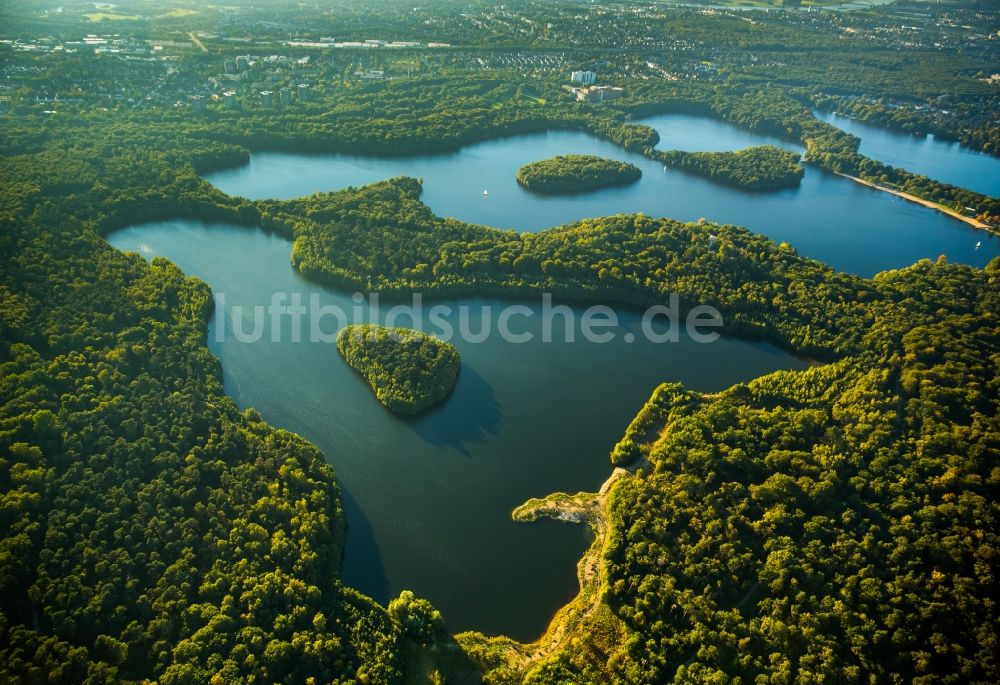 Luftaufnahme Duisburg - Uferbereiche des Sees Wolfssee der Sechs-Seen-Platte in Duisburg im Bundesland Nordrhein-Westfalen