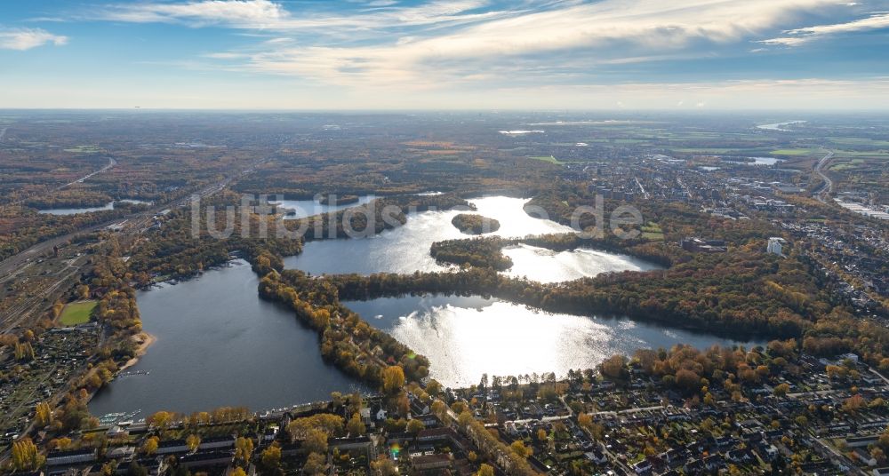 Duisburg aus der Vogelperspektive: Uferbereiche des Sees Wolfssee der Sechs-Seen-Platte in Duisburg im Bundesland Nordrhein-Westfalen