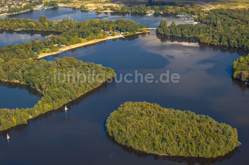 Luftbild Duisburg - Uferbereiche des Sees Wolfssee der Sechs-Seen-Platte in Duisburg im Bundesland Nordrhein-Westfalen