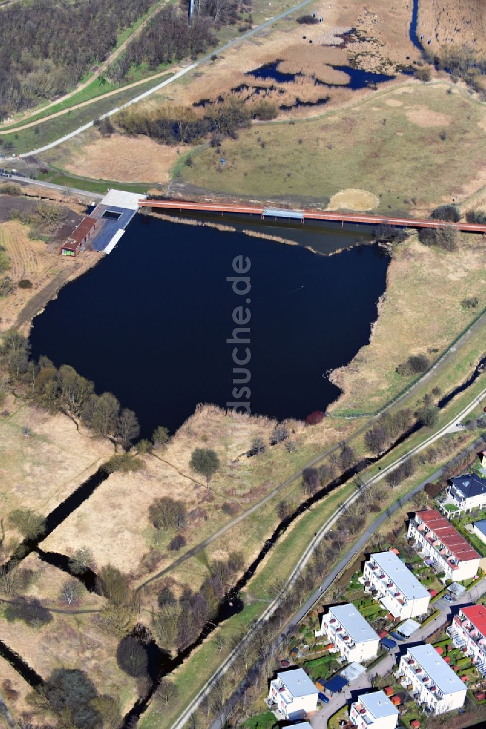 Berlin von oben - Uferbereiche des Sees Wuhleteich im Ortsteil Marzahn-Hellersdorf in Berlin