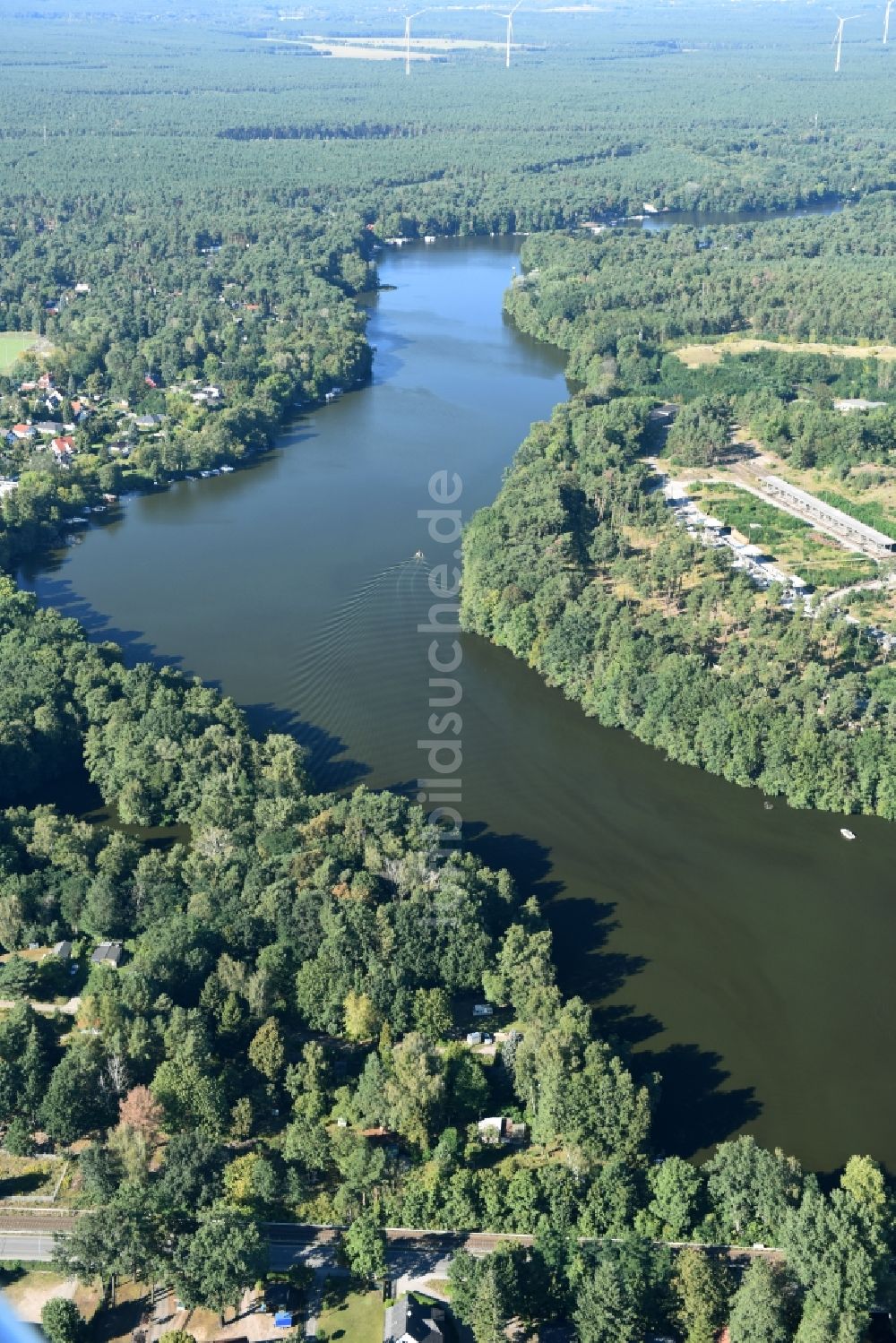 Zernsdorf von oben - Uferbereiche des Sees Zernsdorfer Lankensee in Zernsdorf im Bundesland Brandenburg