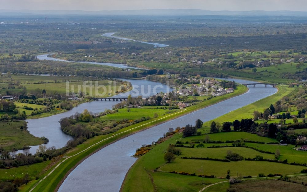 Luftaufnahme Parteen Weir - Uferbereiche am Shannon Flußverlauf in Parteen Weir in Clare, Irland