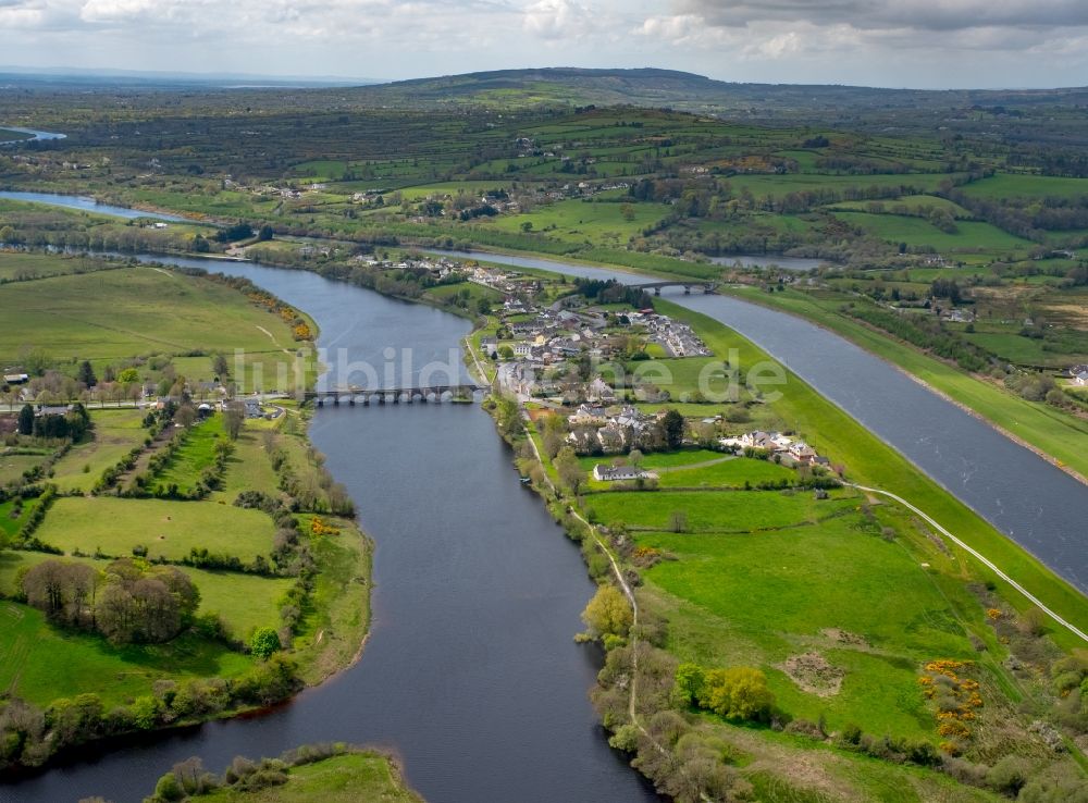 Parteen Weir aus der Vogelperspektive: Uferbereiche am Shannon Flußverlauf in Parteen Weir in Clare, Irland