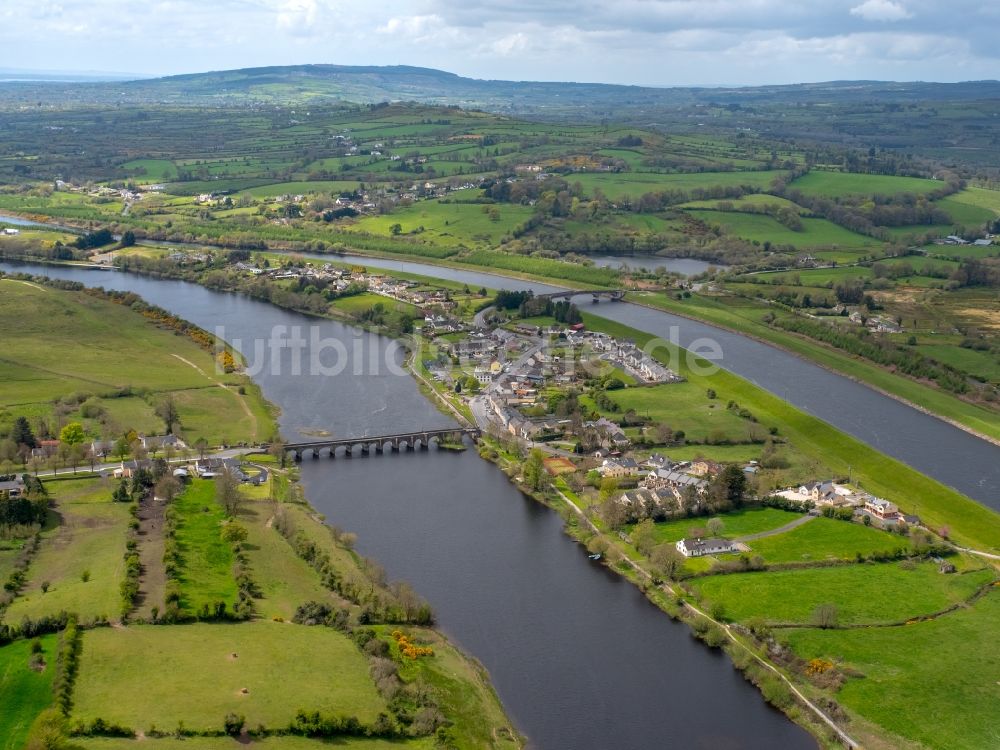 Luftbild Parteen Weir - Uferbereiche am Shannon Flußverlauf in Parteen Weir in Clare, Irland