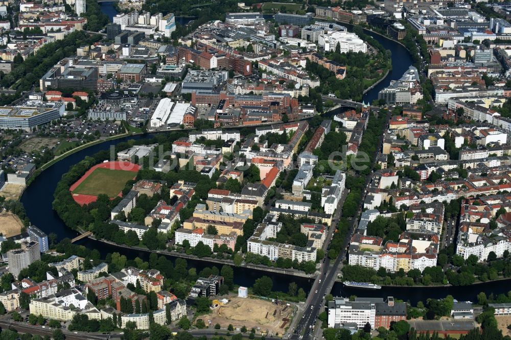 Berlin von oben - Uferbereiche am Spree- Flußverlauf Levetzowstraße - Franklinstraße -Helmholtzstraße in Berlin