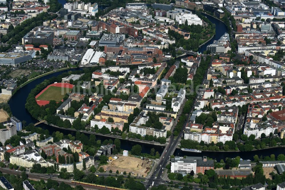 Berlin aus der Vogelperspektive: Uferbereiche am Spree- Flußverlauf Levetzowstraße - Franklinstraße -Helmholtzstraße in Berlin