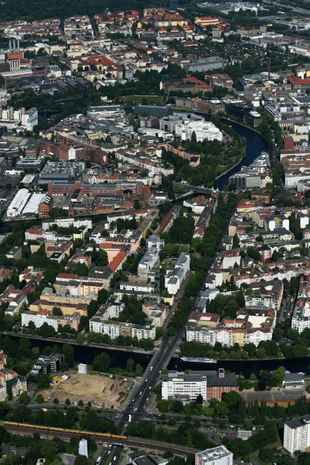 Luftbild Berlin - Uferbereiche am Spree- Flußverlauf Levetzowstraße - Franklinstraße -Helmholtzstraße in Berlin