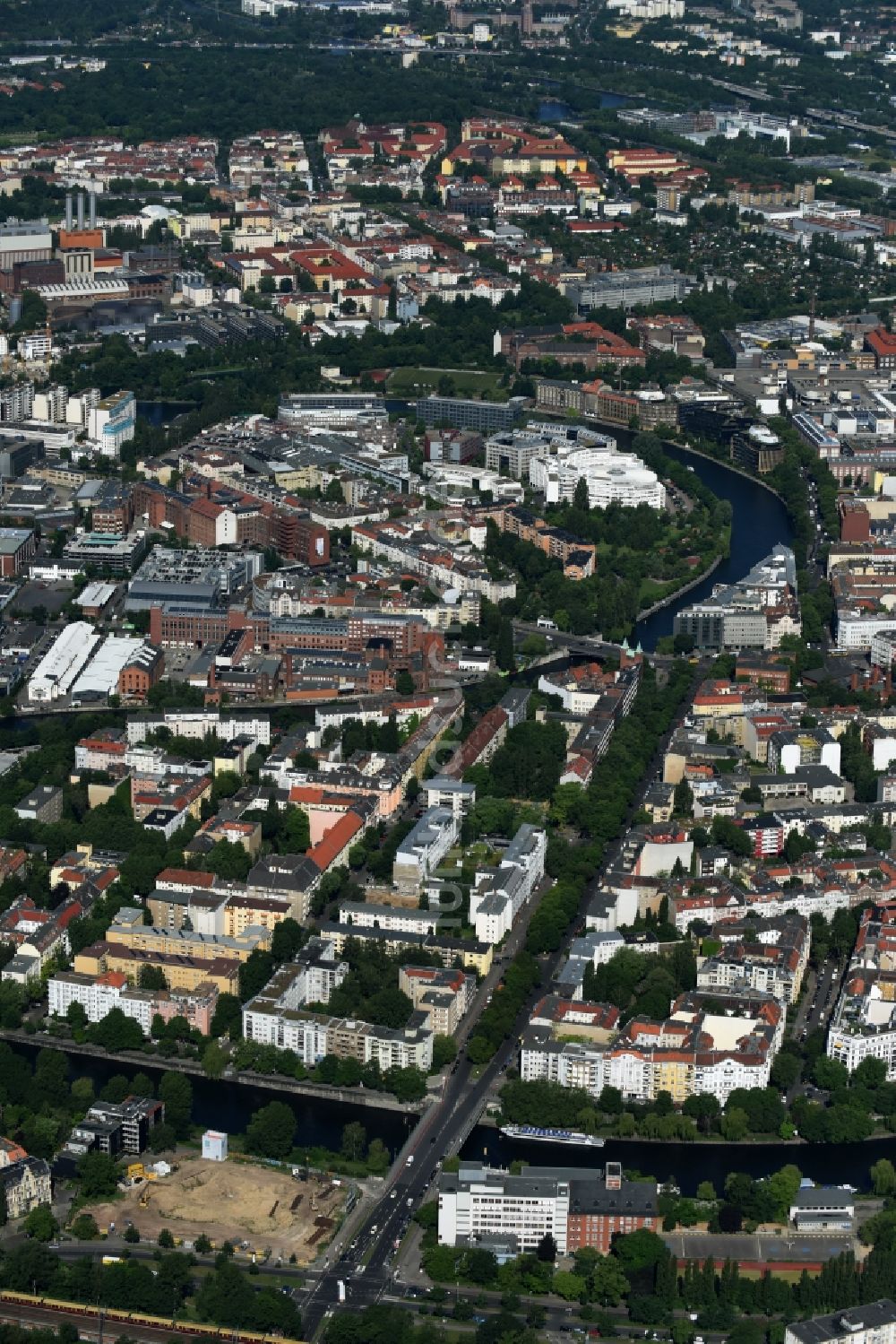 Luftaufnahme Berlin - Uferbereiche am Spree- Flußverlauf Levetzowstraße - Franklinstraße -Helmholtzstraße in Berlin