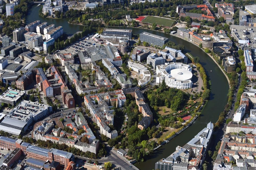 Berlin aus der Vogelperspektive: Uferbereiche am Spree - Flußverlauf im Ortsteil Charlottenburg in Berlin, Deutschland