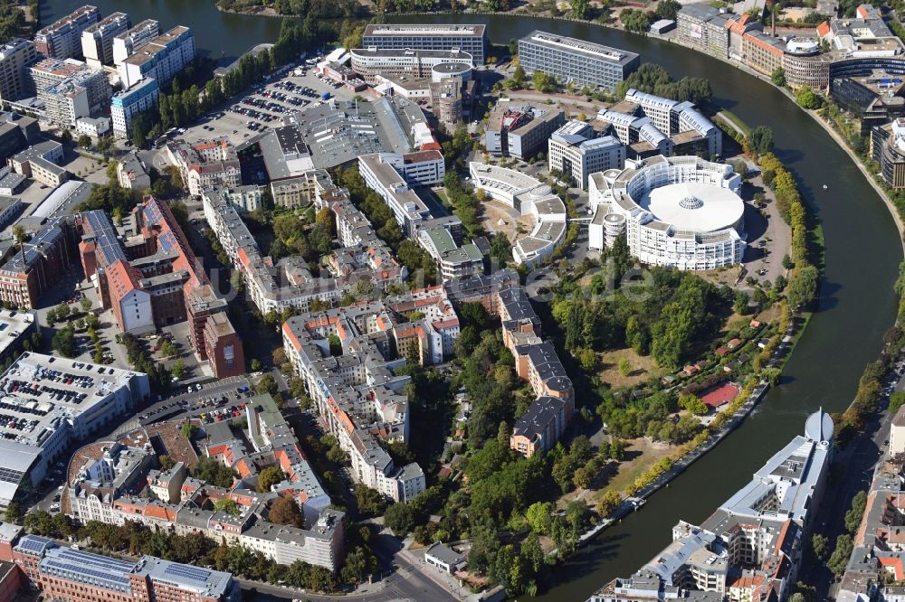 Luftbild Berlin - Uferbereiche am Spree - Flußverlauf im Ortsteil Charlottenburg in Berlin, Deutschland