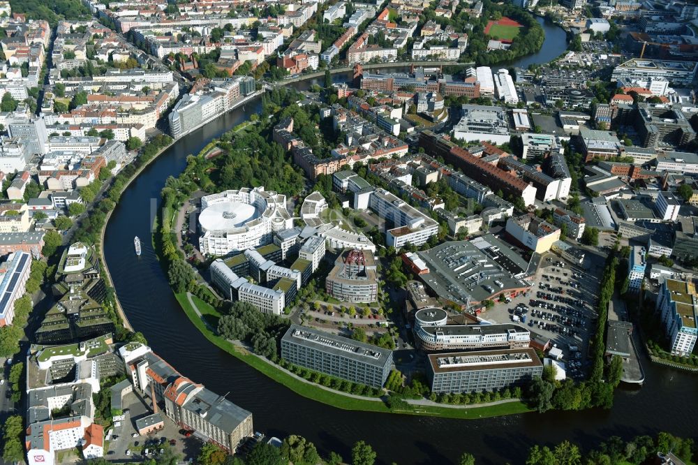 Luftbild Berlin - Uferbereiche am Spree Flußverlauf im Ortsteil Moabit in Berlin, Deutschland