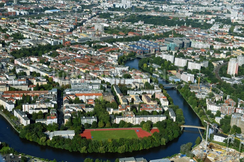 Luftaufnahme Berlin - Uferbereiche am Spree Flußverlauf im Ortsteil Moabit in Berlin, Deutschland