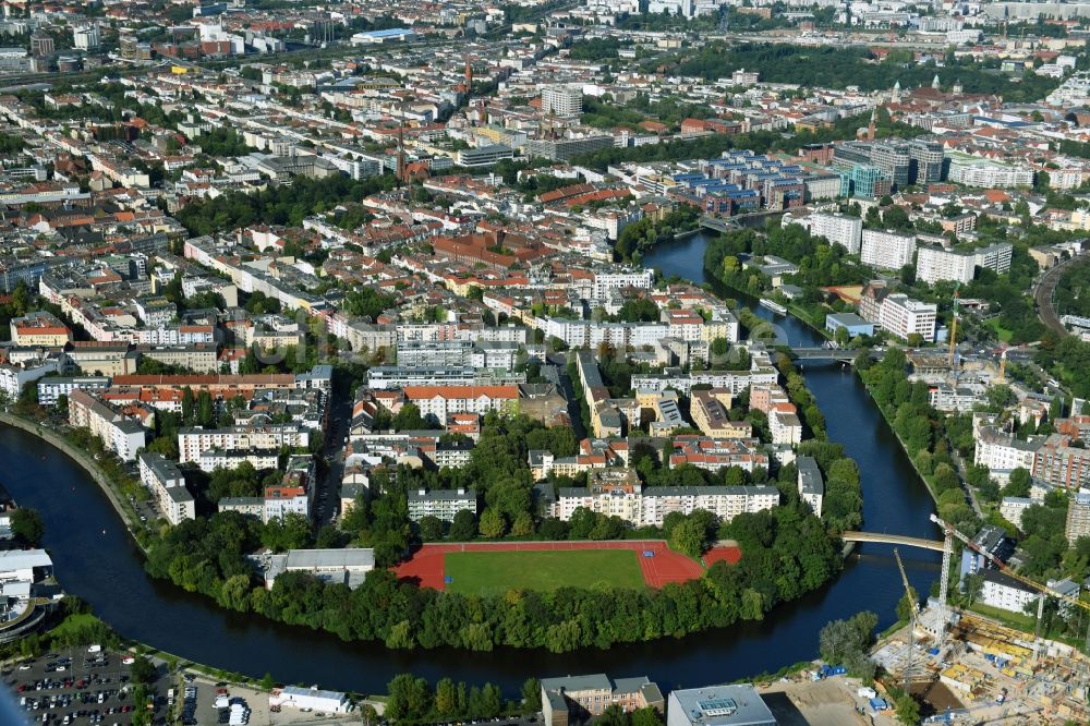 Berlin von oben - Uferbereiche am Spree Flußverlauf im Ortsteil Moabit in Berlin, Deutschland