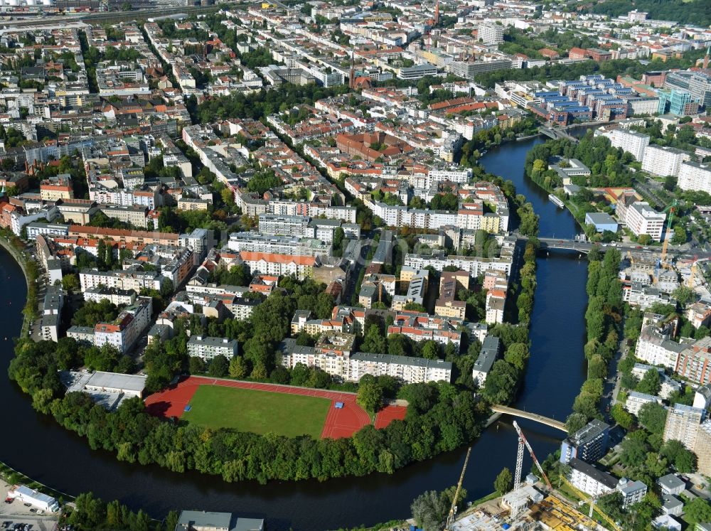 Berlin aus der Vogelperspektive: Uferbereiche am Spree Flußverlauf im Ortsteil Moabit in Berlin, Deutschland