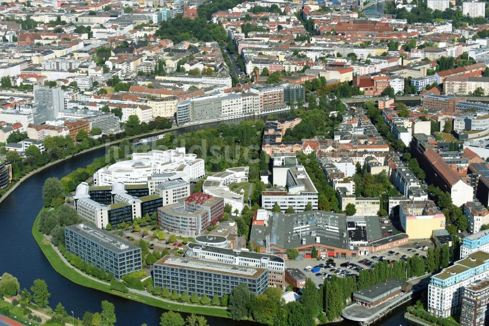 Luftaufnahme Berlin - Uferbereiche am Spree Flußverlauf im Ortsteil Moabit in Berlin, Deutschland