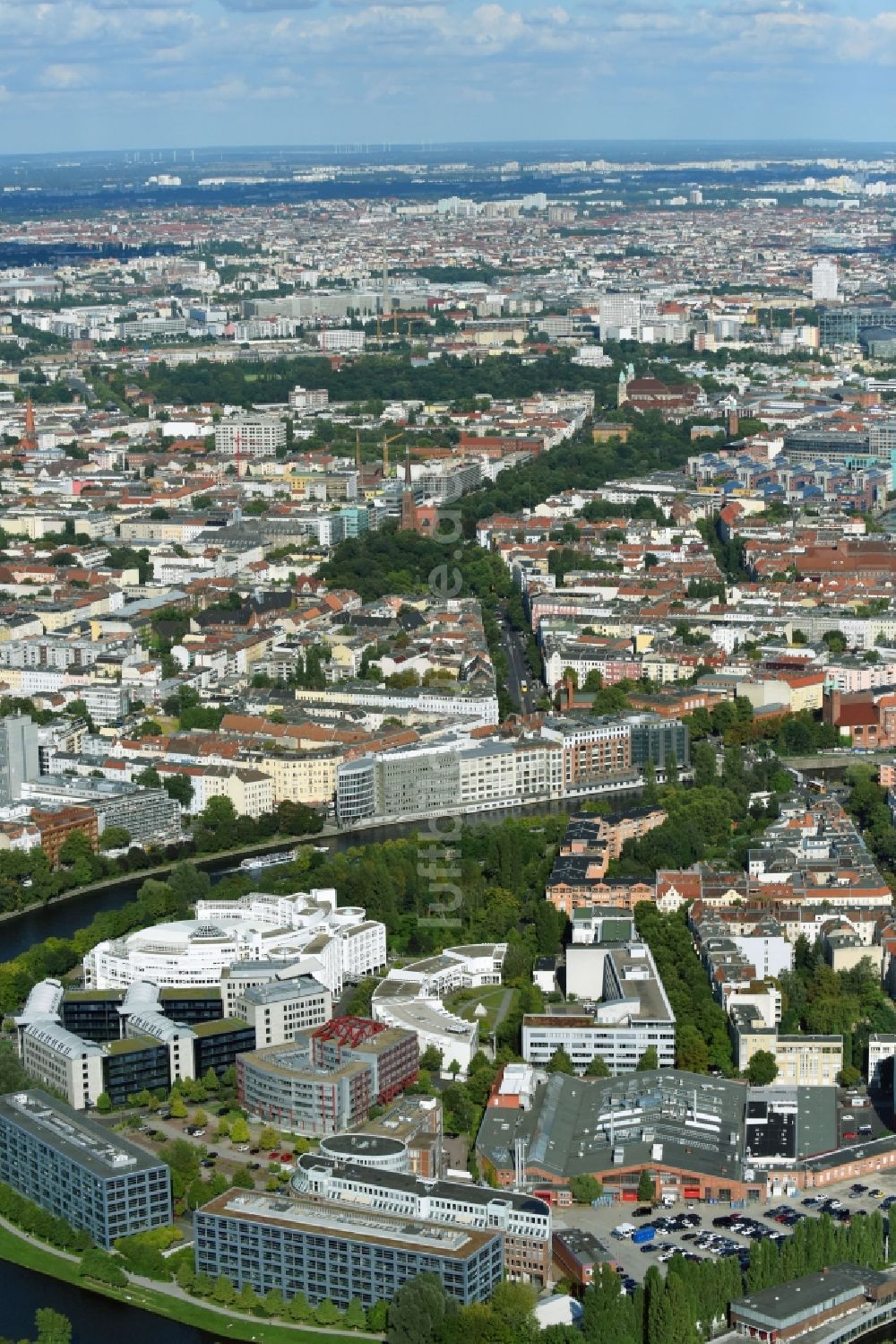 Berlin von oben - Uferbereiche am Spree Flußverlauf im Ortsteil Moabit in Berlin, Deutschland