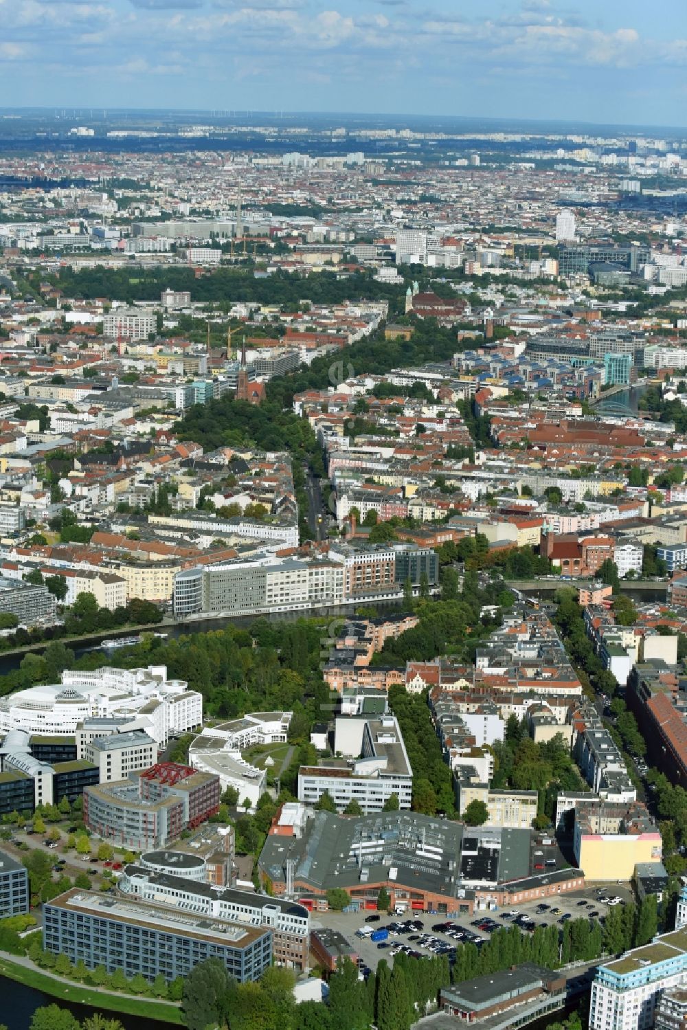 Berlin aus der Vogelperspektive: Uferbereiche am Spree Flußverlauf im Ortsteil Moabit in Berlin, Deutschland