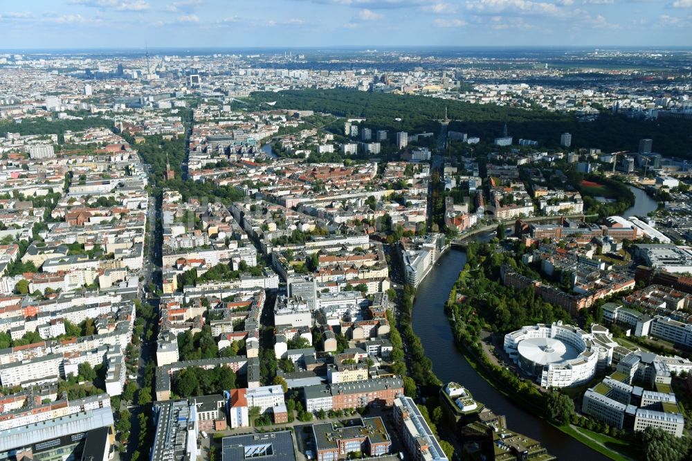 Luftbild Berlin - Uferbereiche am Spree Flußverlauf im Ortsteil Moabit in Berlin, Deutschland