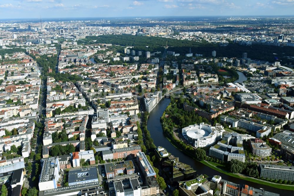 Luftaufnahme Berlin - Uferbereiche am Spree Flußverlauf im Ortsteil Moabit in Berlin, Deutschland