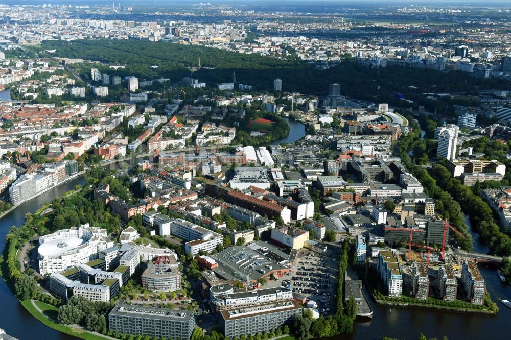 Berlin von oben - Uferbereiche am Spree Flußverlauf im Ortsteil Moabit in Berlin, Deutschland