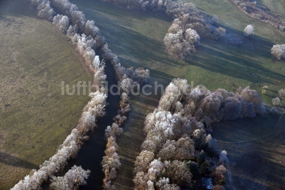 Luftaufnahme Neu Zittau - Uferbereiche am der Spree mit winterlichen Raureif in den Baumkronen Flußverlauf in Neu Zittau im Bundesland Brandenburg