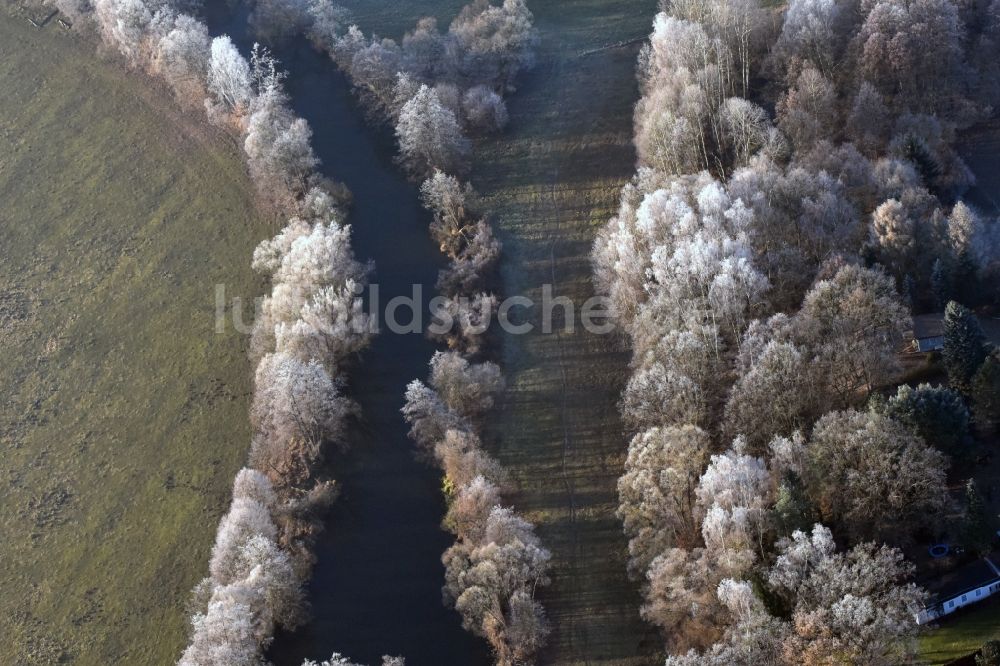 Neu Zittau aus der Vogelperspektive: Uferbereiche am der Spree mit winterlichen Raureif in den Baumkronen Flußverlauf in Neu Zittau im Bundesland Brandenburg