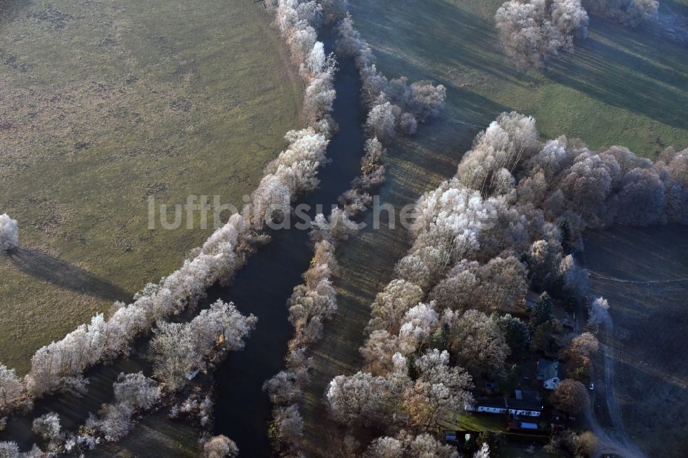 Luftbild Neu Zittau - Uferbereiche am der Spree mit winterlichen Raureif in den Baumkronen Flußverlauf in Neu Zittau im Bundesland Brandenburg