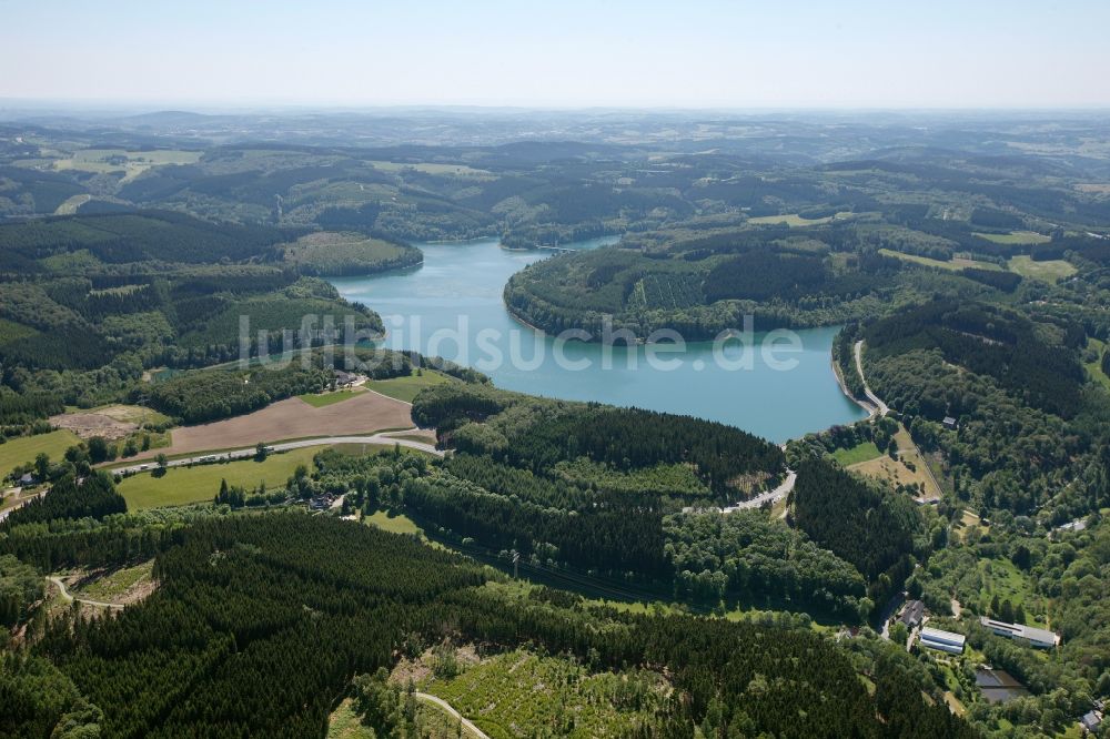 Lüdenscheid aus der Vogelperspektive: Uferbereiche am Stausee der Versetalsperre in Lüdenscheid im Bundesland Nordrhein-Westfalen