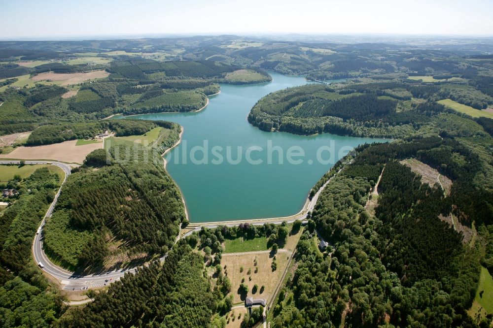 Luftaufnahme Lüdenscheid - Uferbereiche am Stausee der Versetalsperre in Lüdenscheid im Bundesland Nordrhein-Westfalen