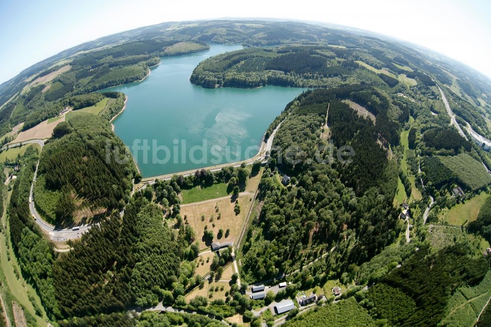 Lüdenscheid von oben - Uferbereiche am Stausee der Versetalsperre in Lüdenscheid im Bundesland Nordrhein-Westfalen