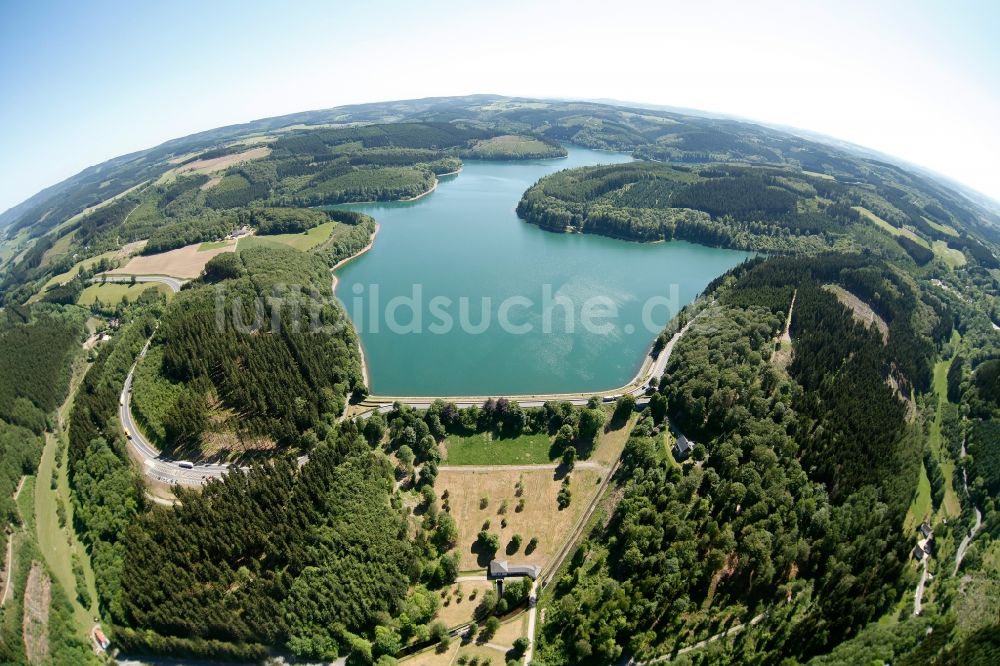 Lüdenscheid aus der Vogelperspektive: Uferbereiche am Stausee der Versetalsperre in Lüdenscheid im Bundesland Nordrhein-Westfalen