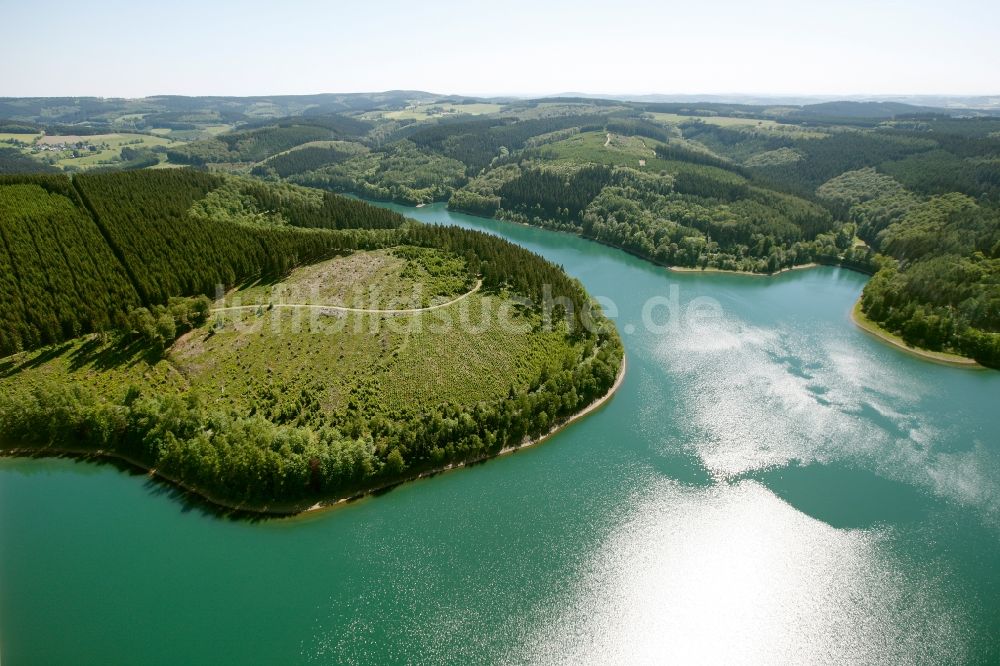 Luftaufnahme Lüdenscheid - Uferbereiche am Stausee der Versetalsperre in Lüdenscheid im Bundesland Nordrhein-Westfalen