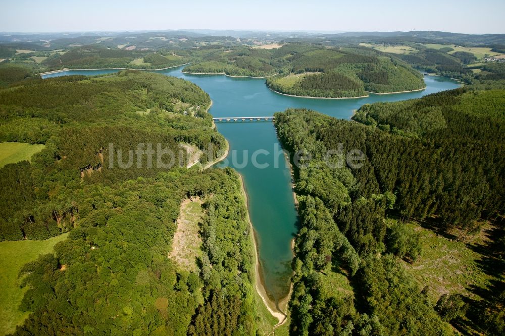 Lüdenscheid von oben - Uferbereiche am Stausee der Versetalsperre in Lüdenscheid im Bundesland Nordrhein-Westfalen