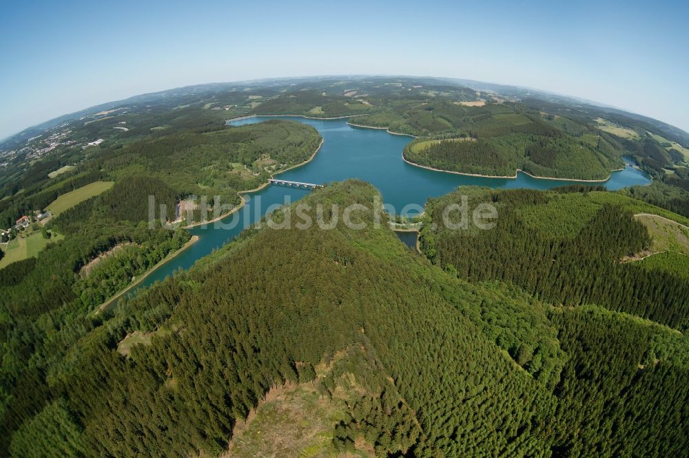 Luftbild Lüdenscheid - Uferbereiche am Stausee der Versetalsperre in Lüdenscheid im Bundesland Nordrhein-Westfalen