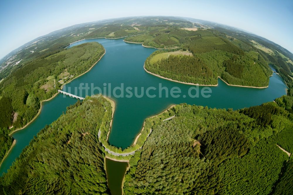 Luftaufnahme Lüdenscheid - Uferbereiche am Stausee der Versetalsperre in Lüdenscheid im Bundesland Nordrhein-Westfalen