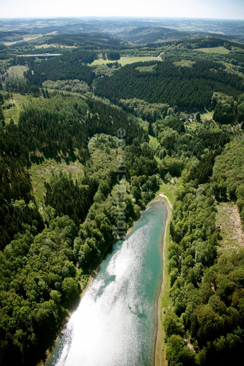 Lüdenscheid von oben - Uferbereiche am Stausee der Versetalsperre in Lüdenscheid im Bundesland Nordrhein-Westfalen