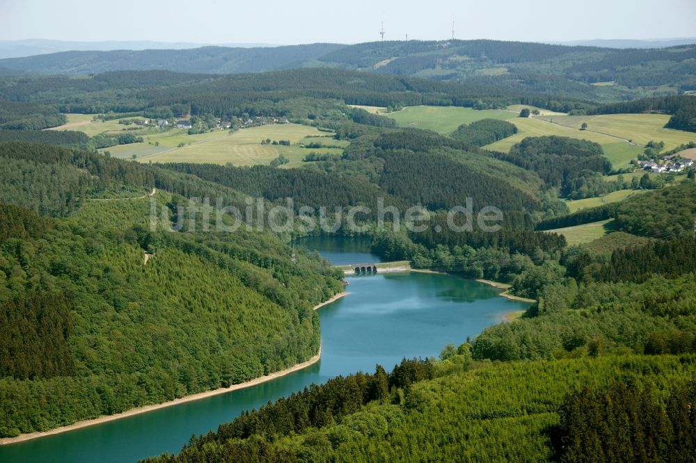 Lüdenscheid aus der Vogelperspektive: Uferbereiche am Stausee der Versetalsperre in Lüdenscheid im Bundesland Nordrhein-Westfalen