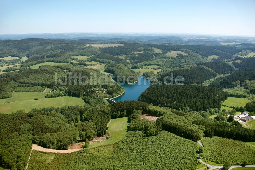 Luftaufnahme Lüdenscheid - Uferbereiche am Stausee der Versetalsperre in Lüdenscheid im Bundesland Nordrhein-Westfalen